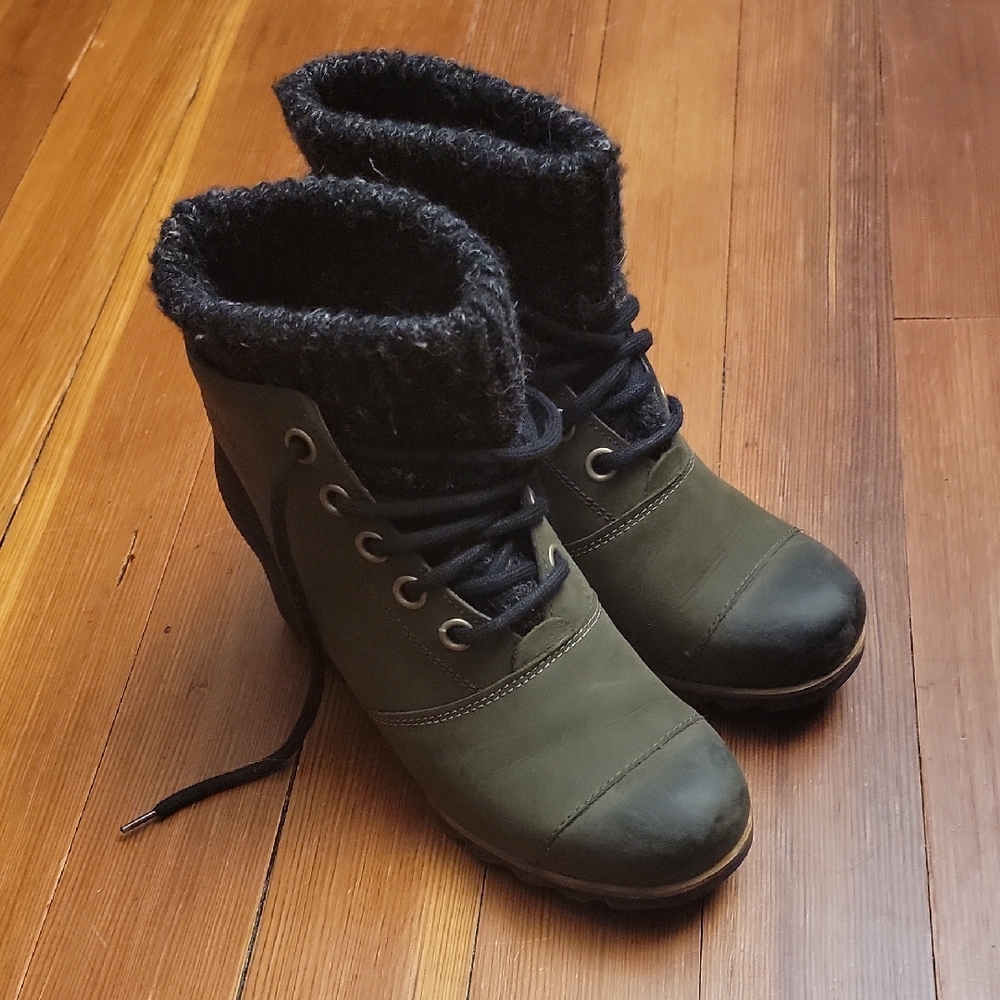 Women's Green Lace-Up Boots